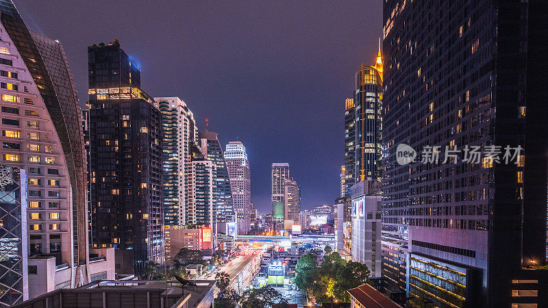 曼谷城市天际线，Asoke路口，Asoke Montri路，素坤逸商务区夜景，高角度观看BTS空中列车城市交通，泰国